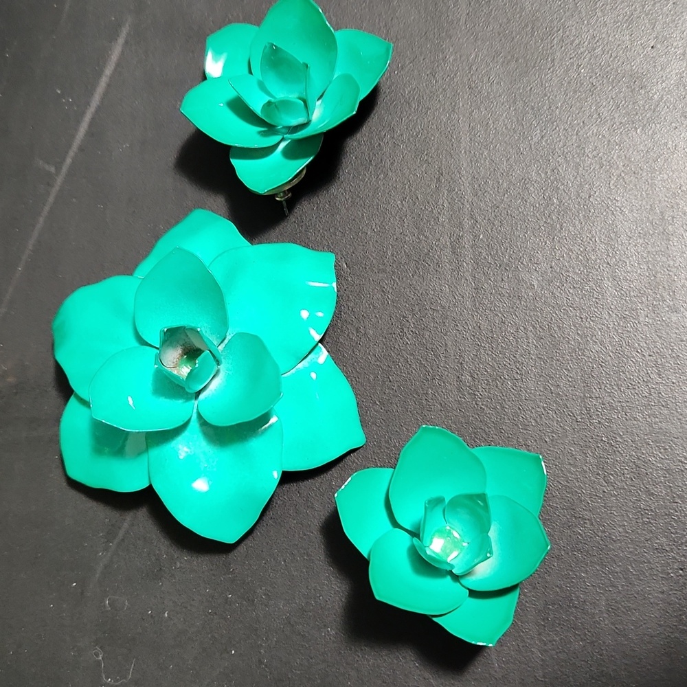 Metal brooch and earrings set